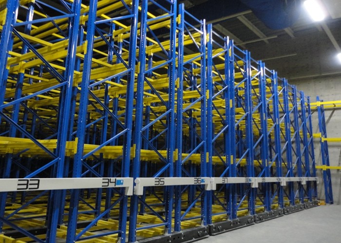 China Electrical Mobile Pallet Racking System 100% Storage Space Increased Aisle Saving wholesale