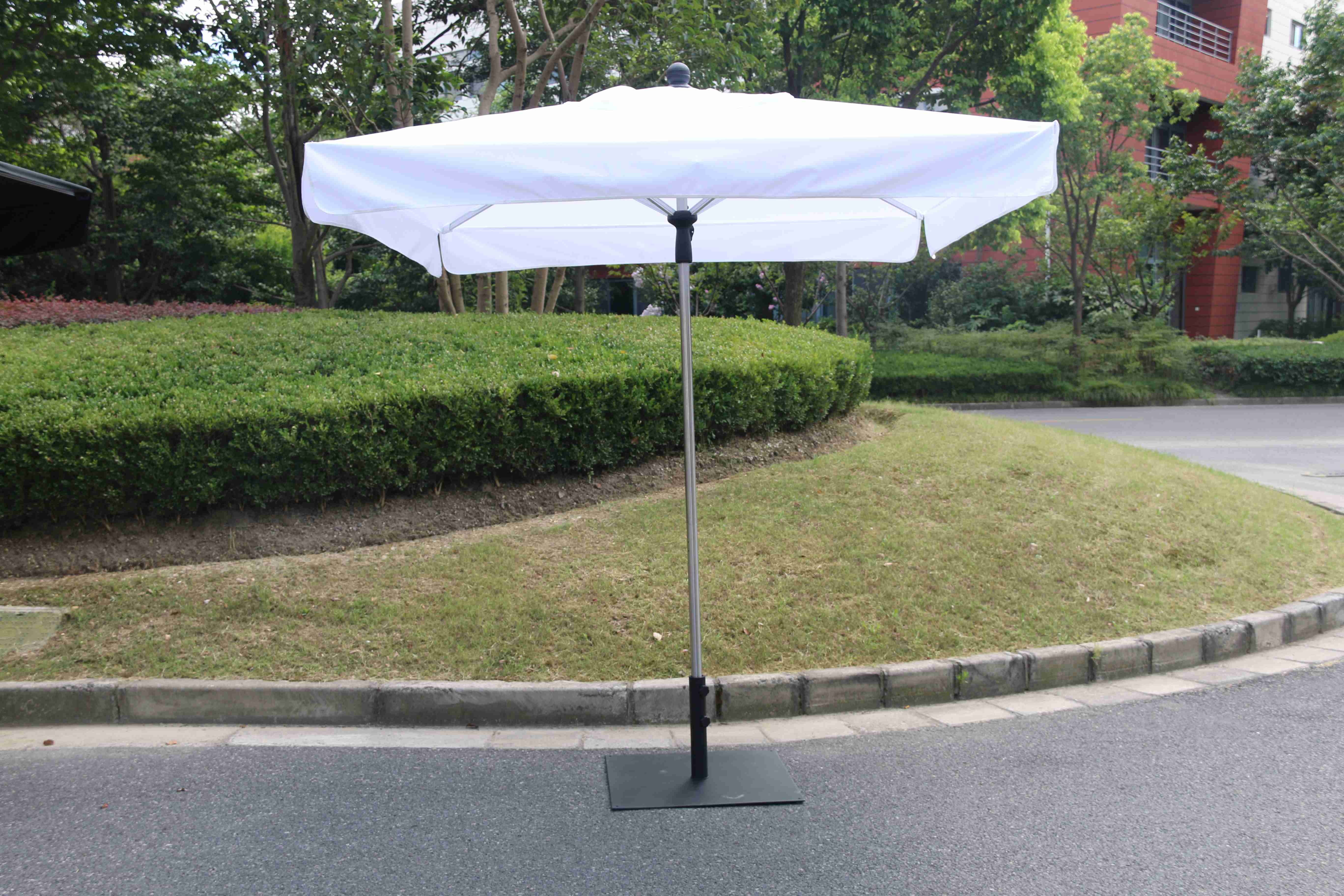 China Custom Advertising Beach Umbrellas Waterproof UV Resistant Flame Retardant wholesale