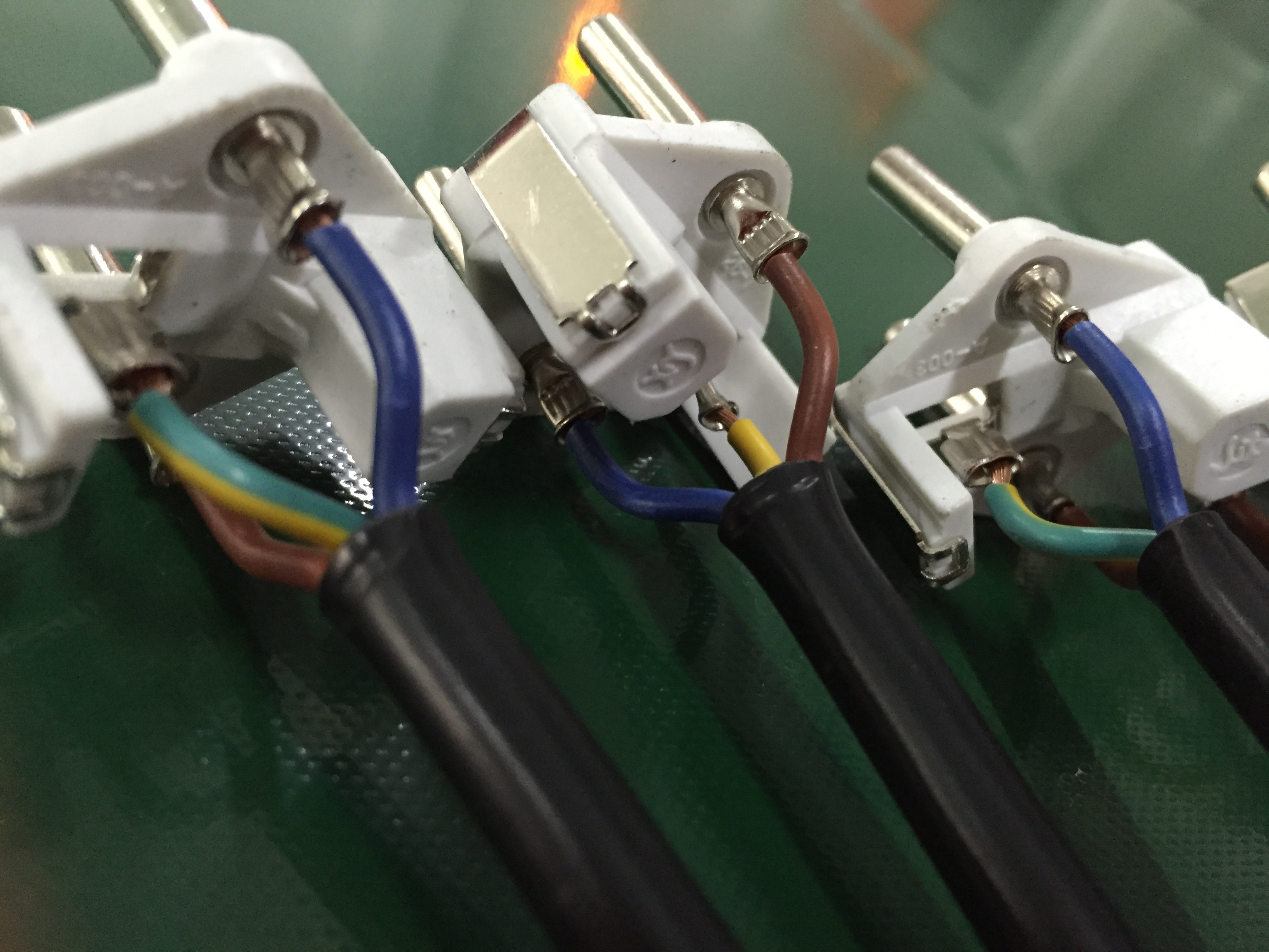China 3 Pin NEMA 5-15 Plug Cord Making Crimping Machine 800-1,000pcs/Hr wholesale