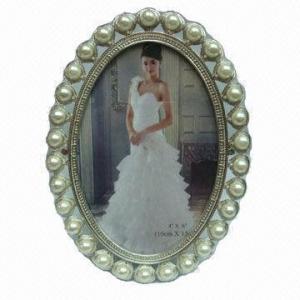 China 4x6" Metal Photo Frame with Zinc Alloy and Fake Pearls, Suitable for Wedding Favor Bridal Frame wholesale