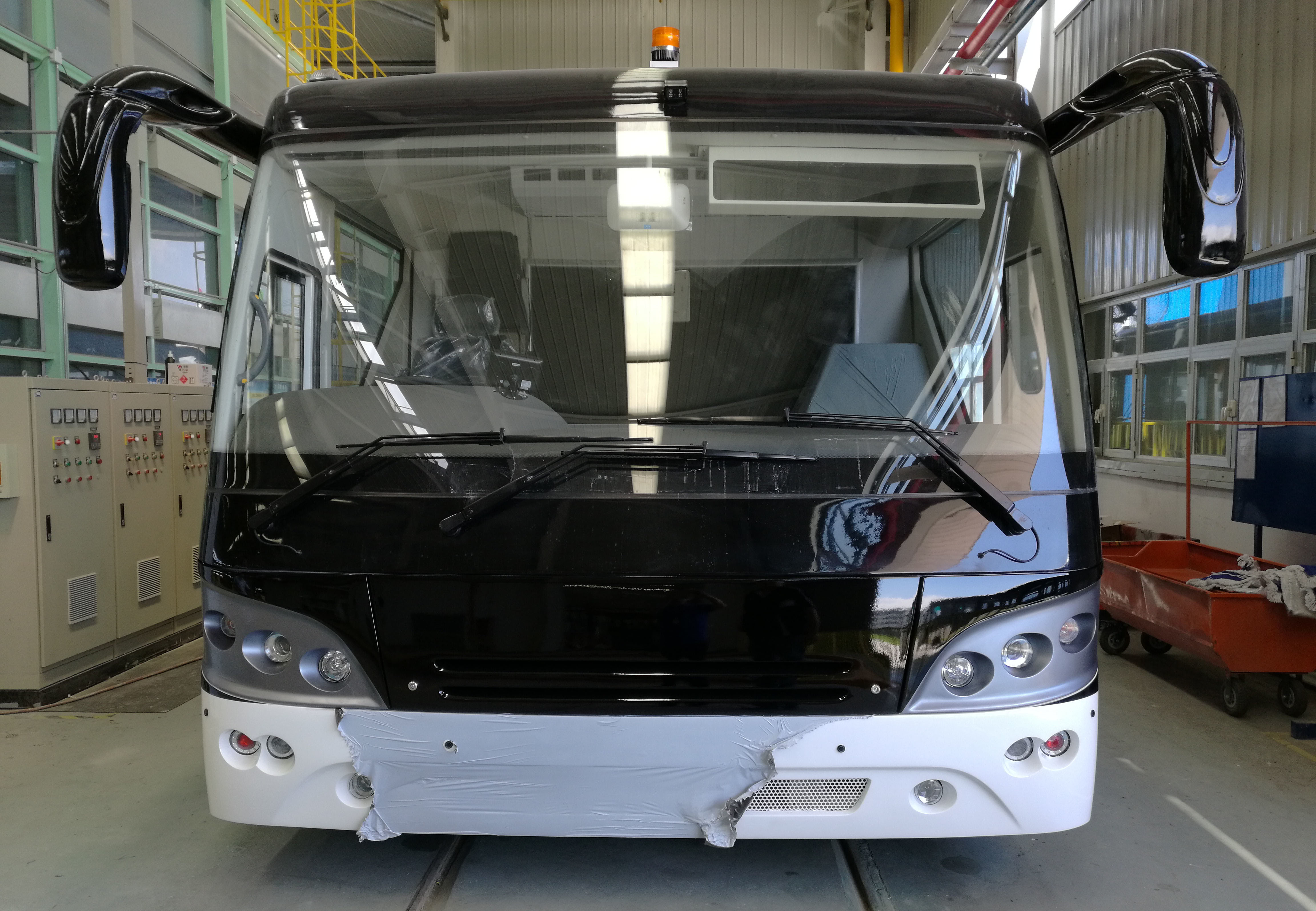 China 51 Passenger 4 Stroke Diesel Engine Airport Limousine Bus 4 doors 2.7m width mini bus wholesale