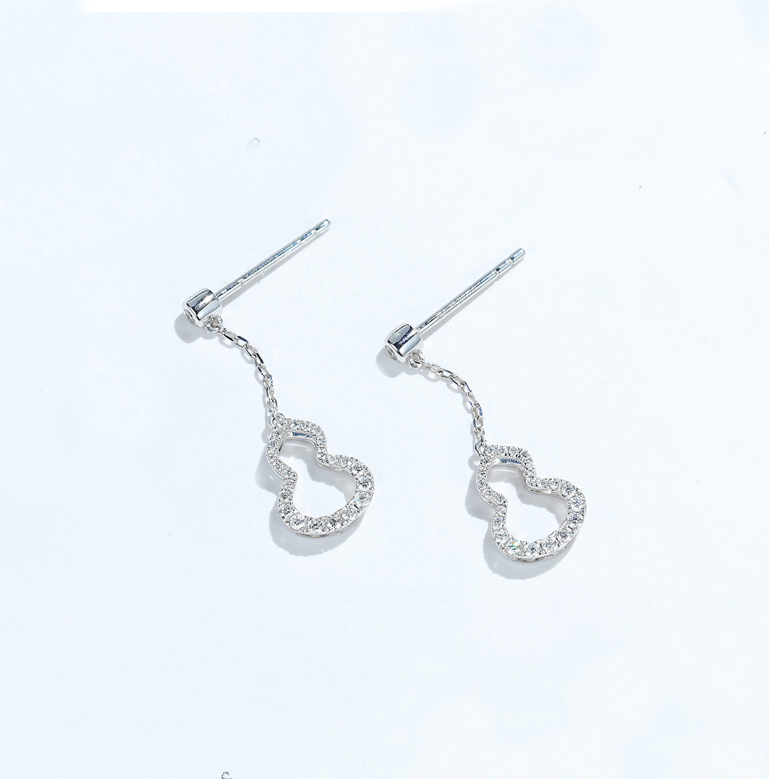 China Lucky Stone 18K Gold Diamond Dangle Earrings 1.0g Gourd Shaped Engagement Gift wholesale