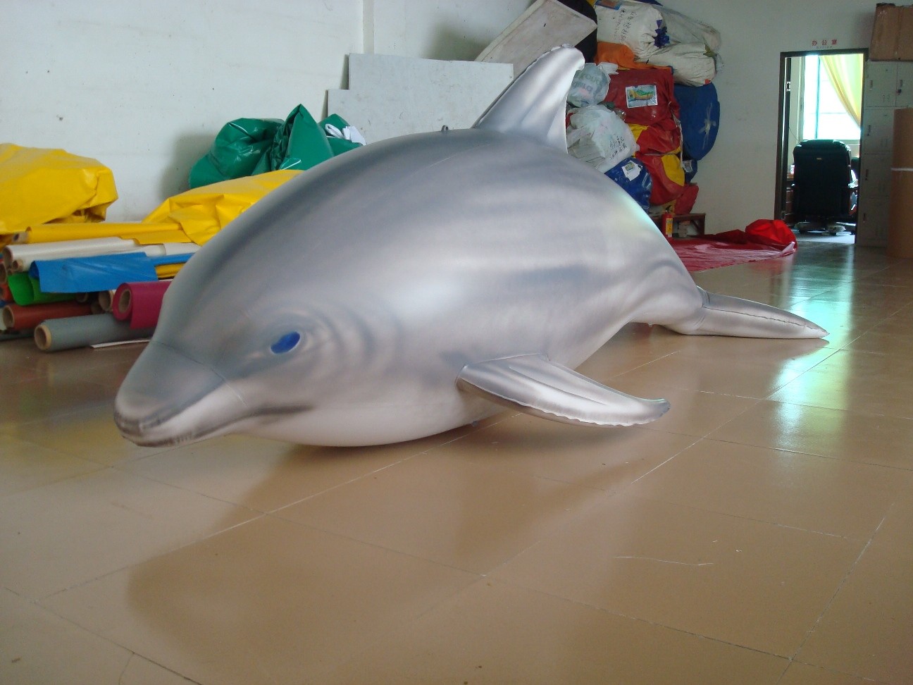 China 1.5m Long Airtight Dolphin Shaped Swimming Pool Toy Display In Showroom wholesale