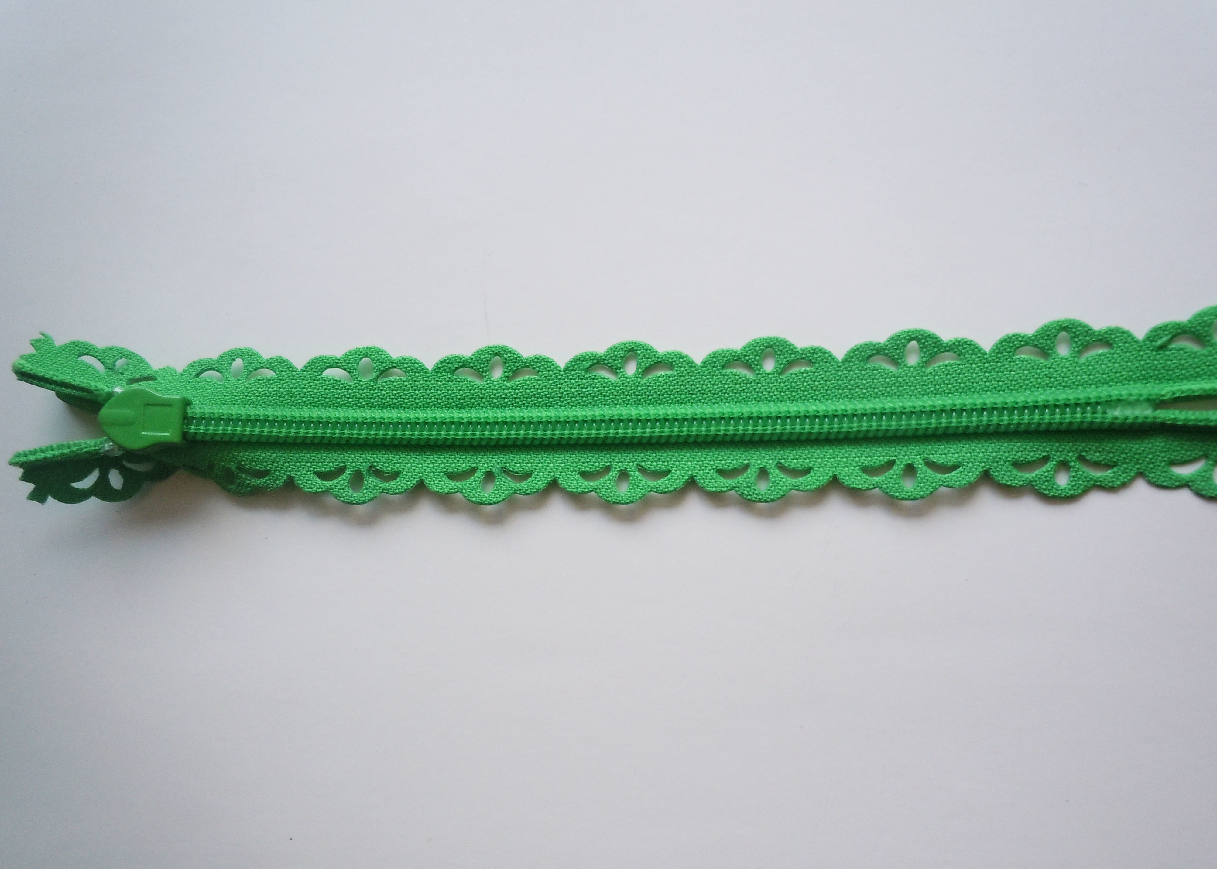 China Nice design 24 colors available #3 lace nylon zipper with waterdrop slider for garment wholesale