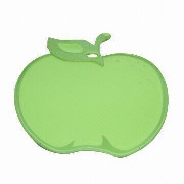 China Plastic Cutting Board, Apple Shape, FDA/EN71/LFGB Passed, Available in Various Colors wholesale
