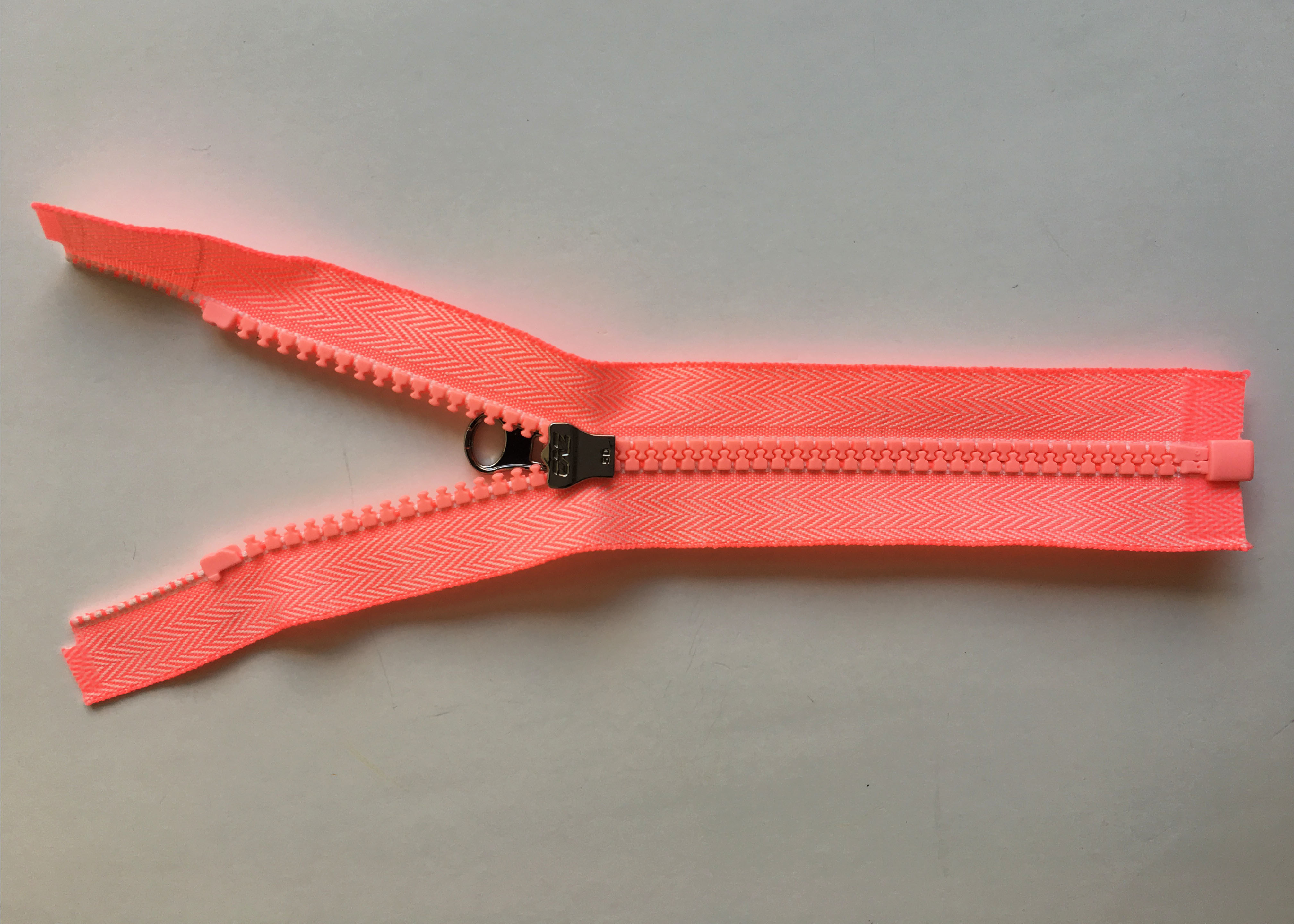 China Colored 	Sewing Notions Zippers 7# nylon zipper close end with auto - lock slider painted wholesale