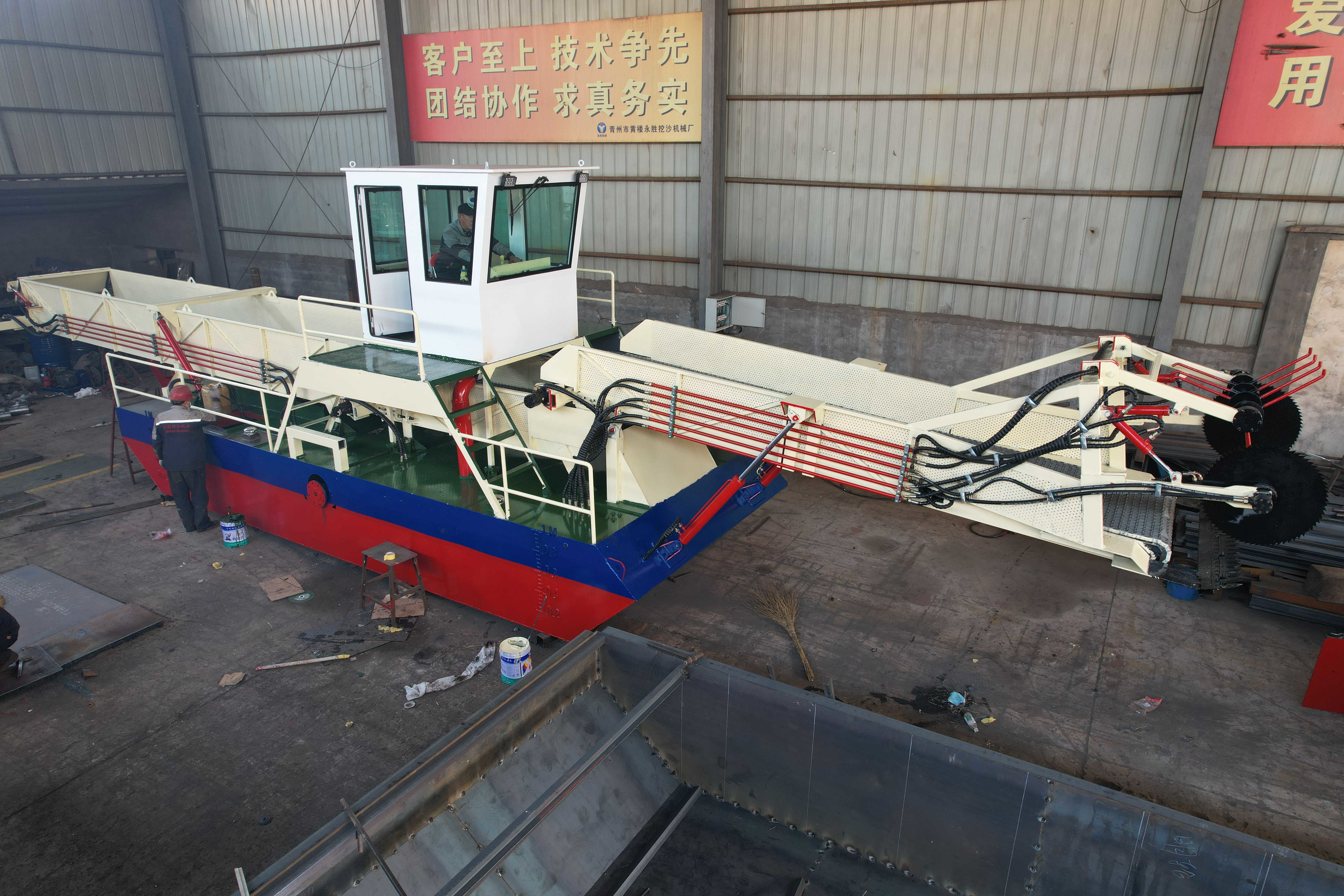 Diesel Powered Water Hyacinth Harvester With Enclosed Cabin 15.5mx6.52x3 M