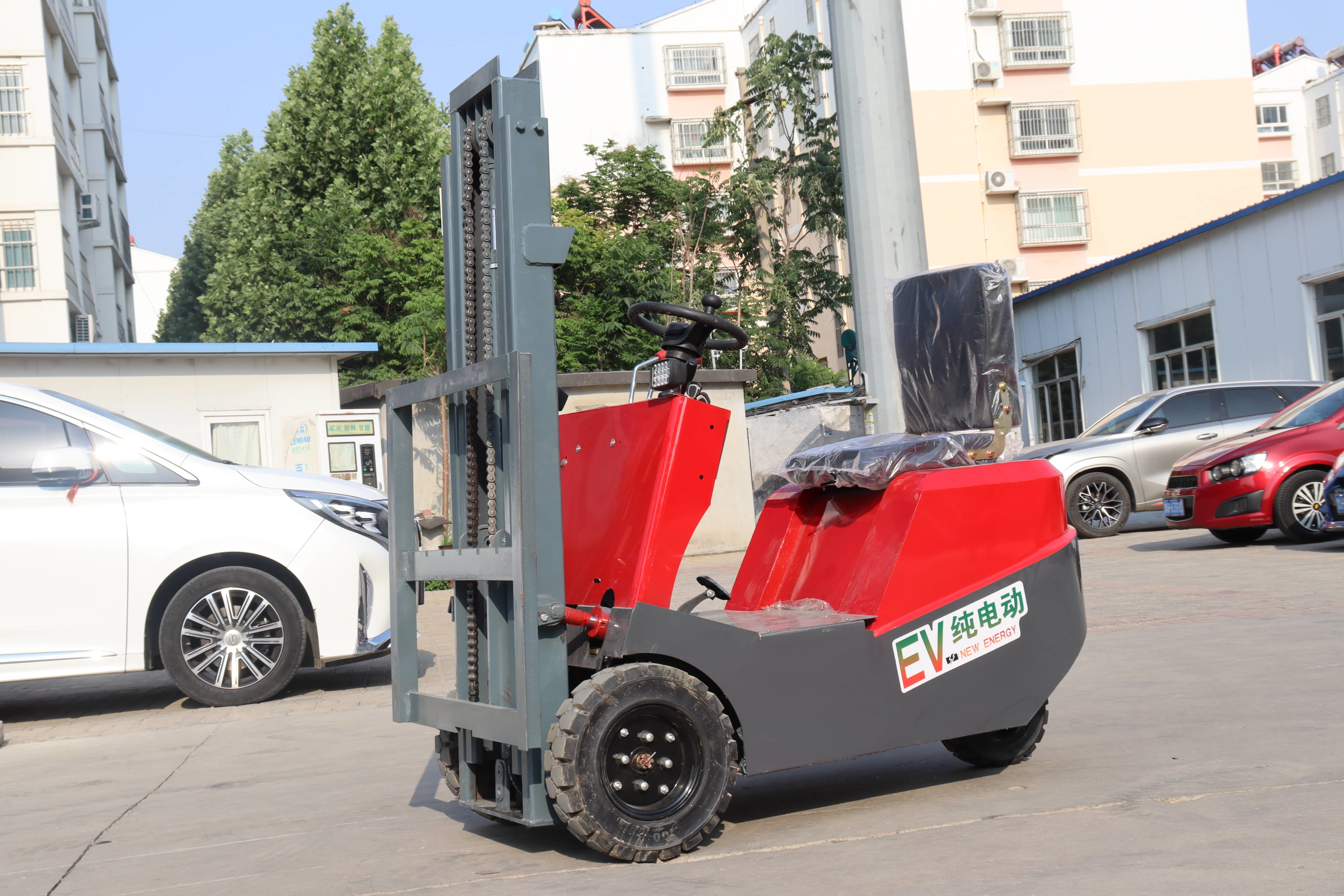 1 Ton Three Wheel Electric Forklift 3-6 Meters , Rated Voltage 60V No-Load Speed 13 Km/H