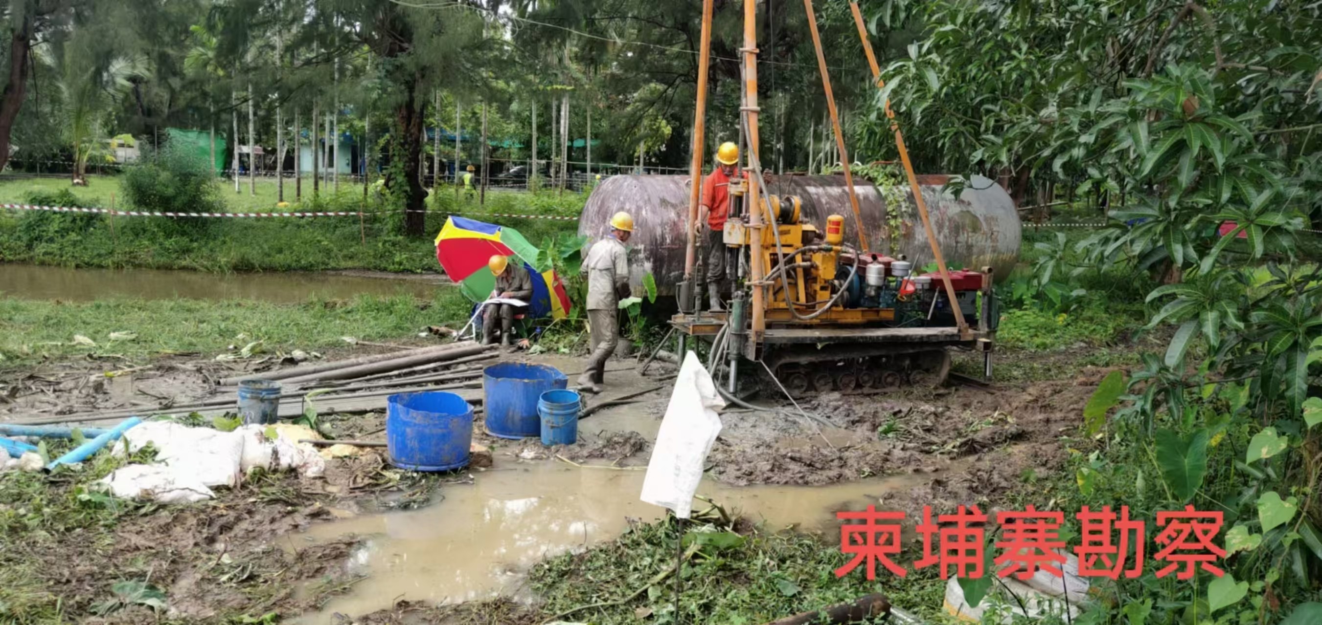 Crawler Mounted Soil Test Core Drilling Machine 200 Meters With Hydraulic Tower