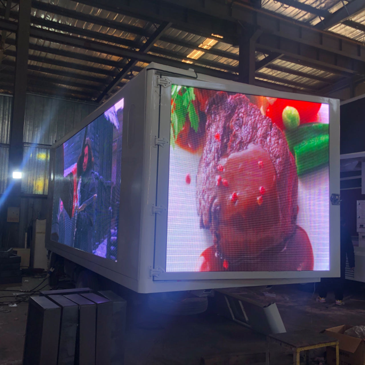 18ft LED Billboard Box Mounted On Truck Digital Mobile LED Screen Box