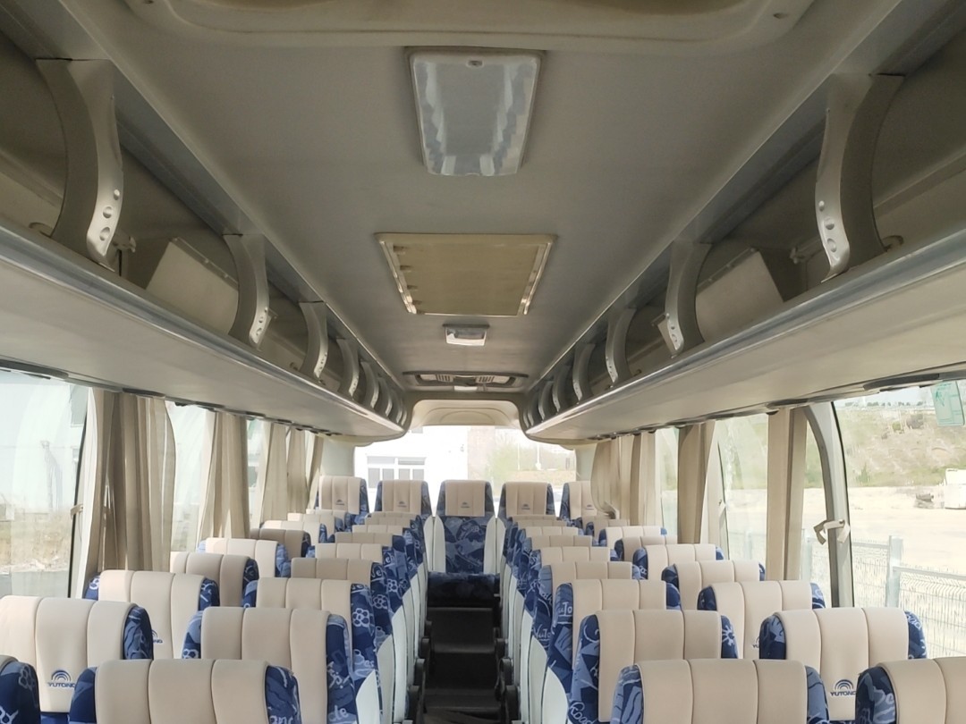 2nd Hand Coach 47 Seats Sealing Window Air Conditioner EURO III Yuchai Engine 10.5 Meters Young Tong ZK6100