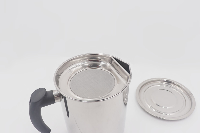 1.6L New design oil strainer pot with lid and base stainless steel kitchen oil kettle with handle