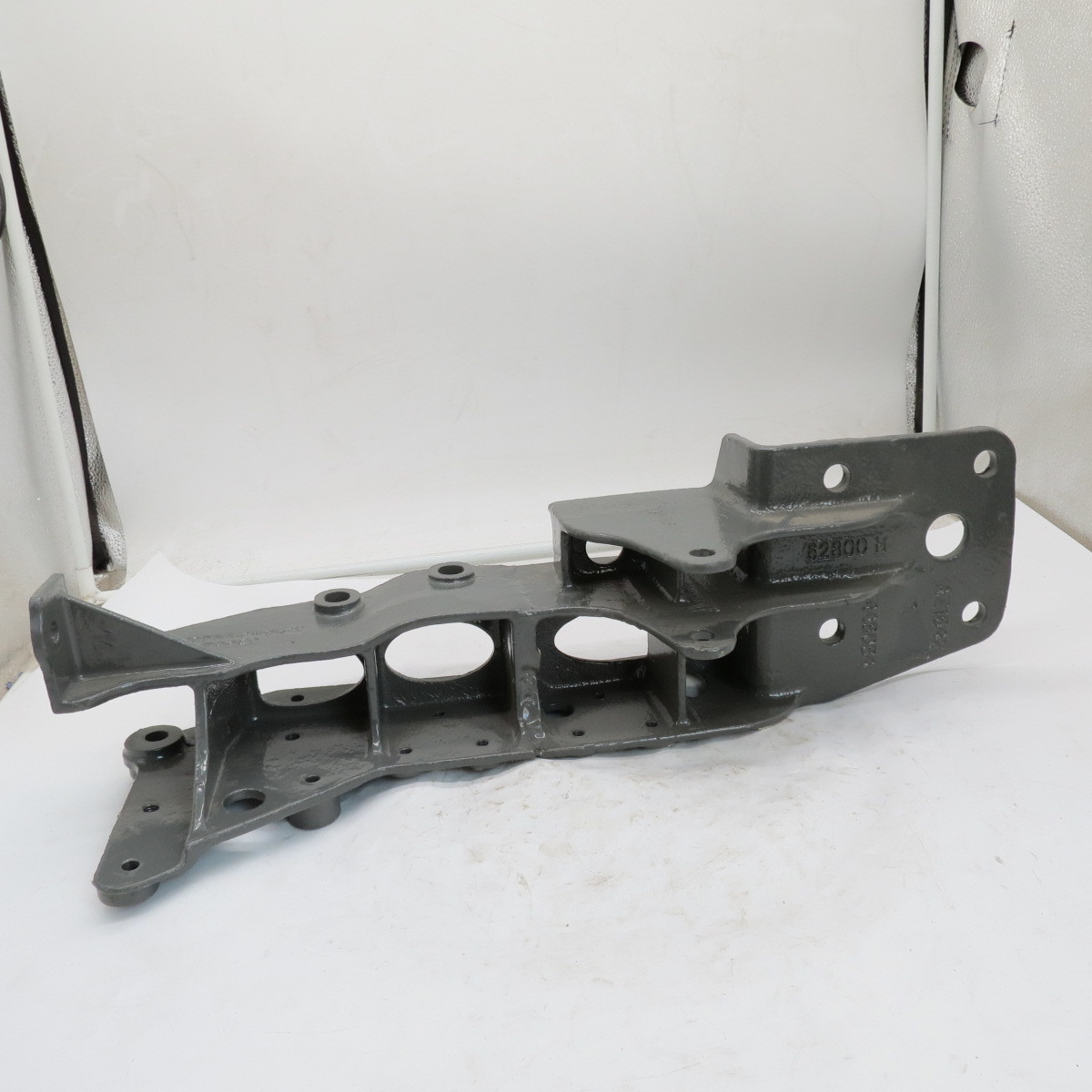 SINOTRUK HOWO TRUCK PARTS High quality trucks and cars Hydraulic lock right lower bracket AZ1642448084
