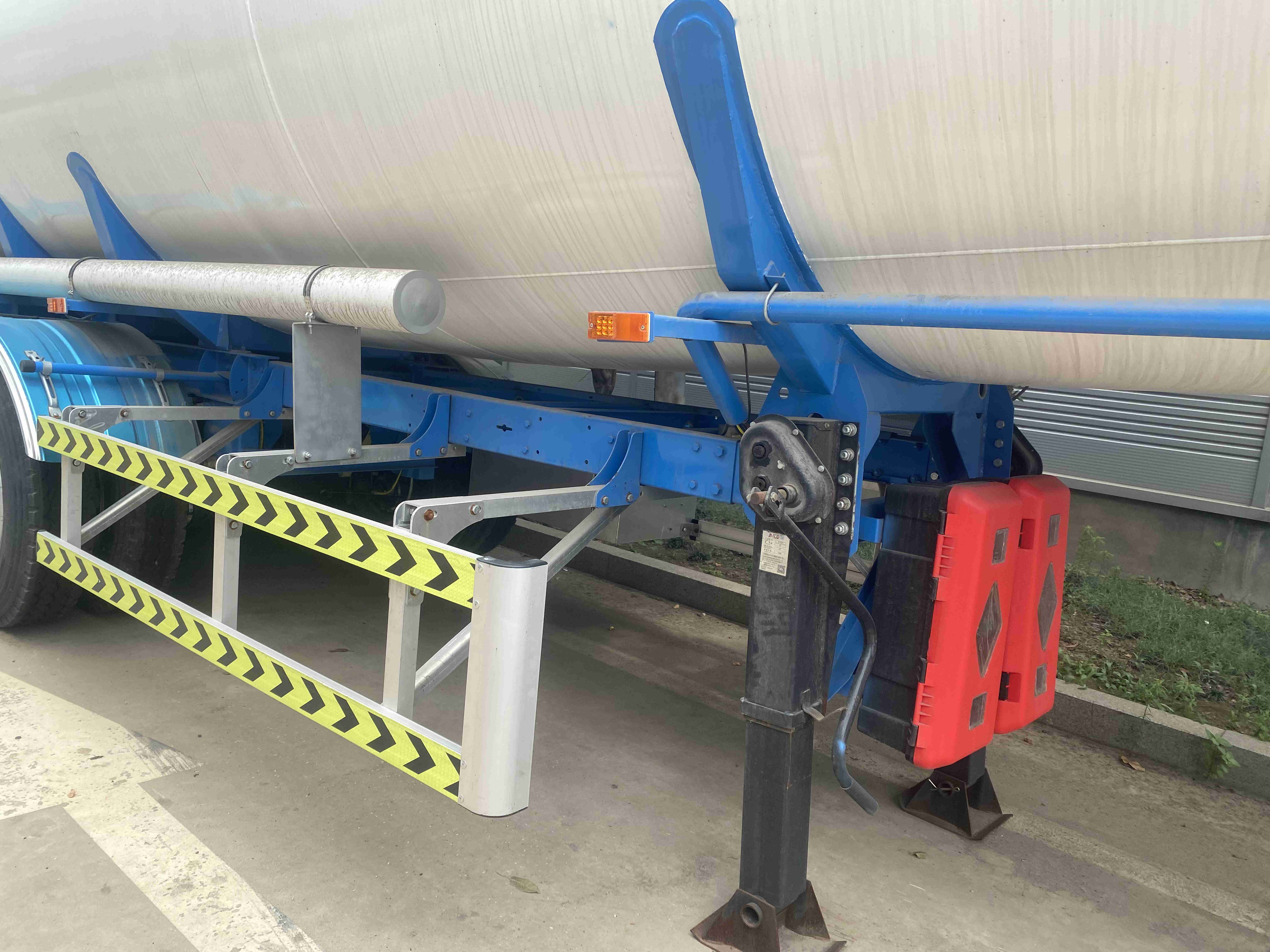 Truck Trailer Solution CIMC Three-Axis Oil Tanker Truck for Safe Transport 30000 kg