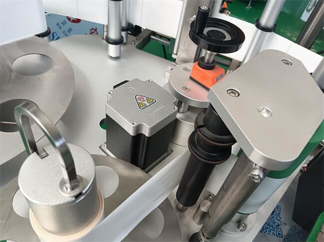 Automatic Label Applicator Cosmetic Labeling Machine With PLC Control Self Adhesive Label Paper
