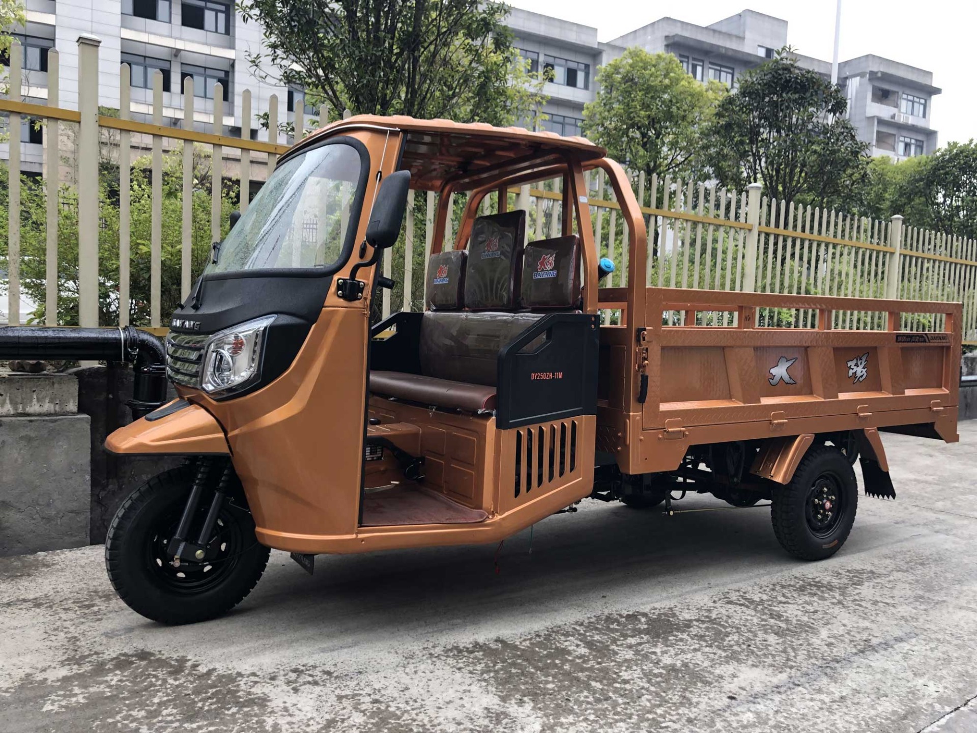 Powerful 200/250/300CC water-cooled engine 3 wheel motorcycle with semi cabin perfect