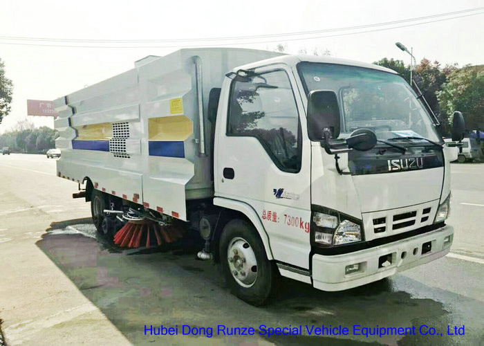 ISUZU 600 Road Sweeper Truck For Washing Sweeping , Street Sweeper Vehicle