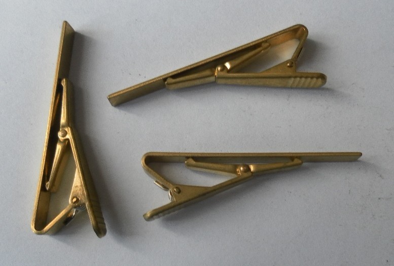 Claw prong ring button