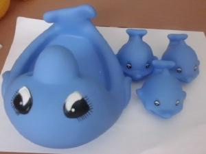 China 0-36 Month Kids Animal Bath Toys Harmless Rubber Dolphin Family Set Phthalate Free on sale