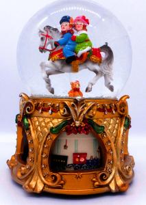 China Hot sales home decoration Polyresin glass Water Globe Music Snow Globe wholesale
