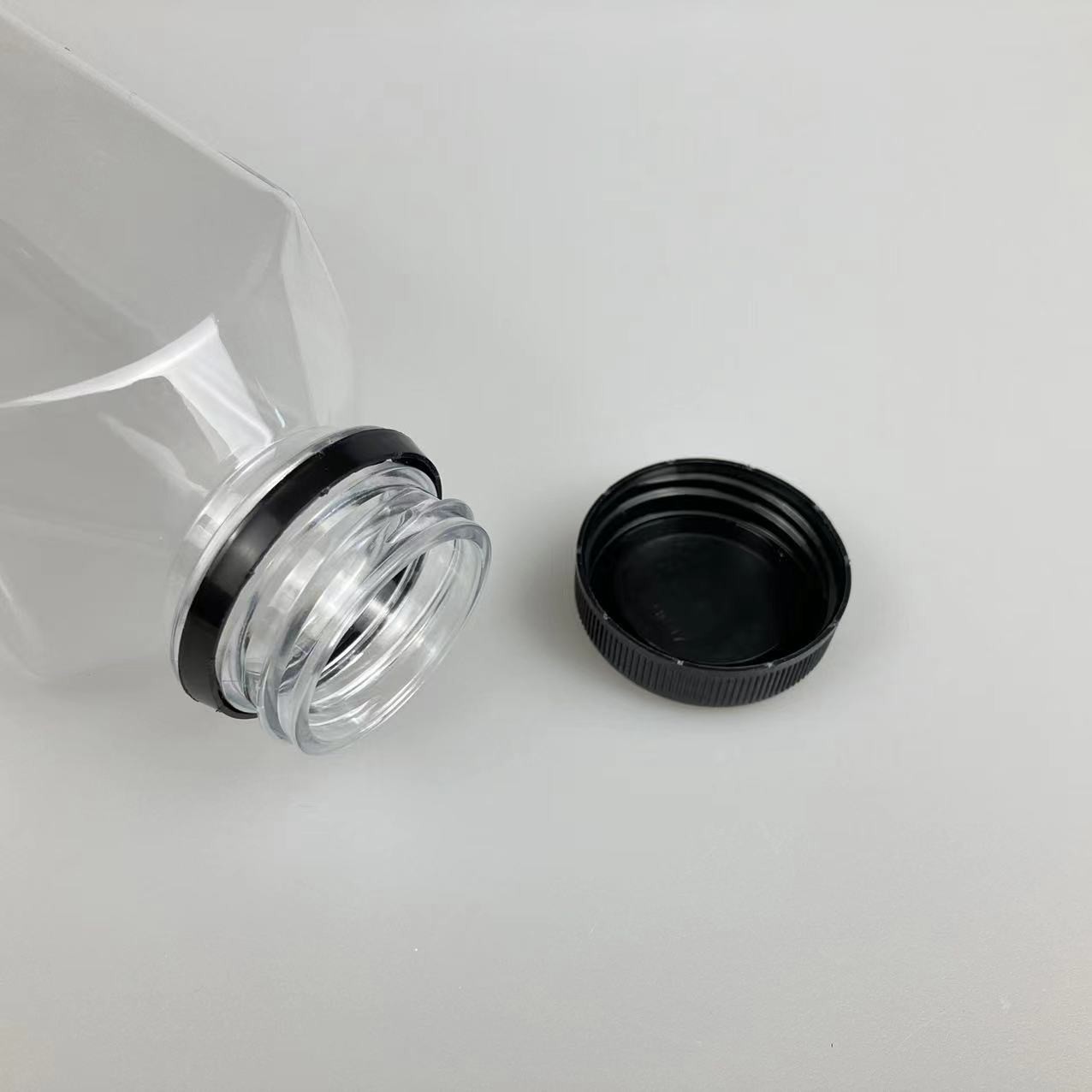 Insulated Plastic Milk Tea Bottles With Screw On Lid And Handle