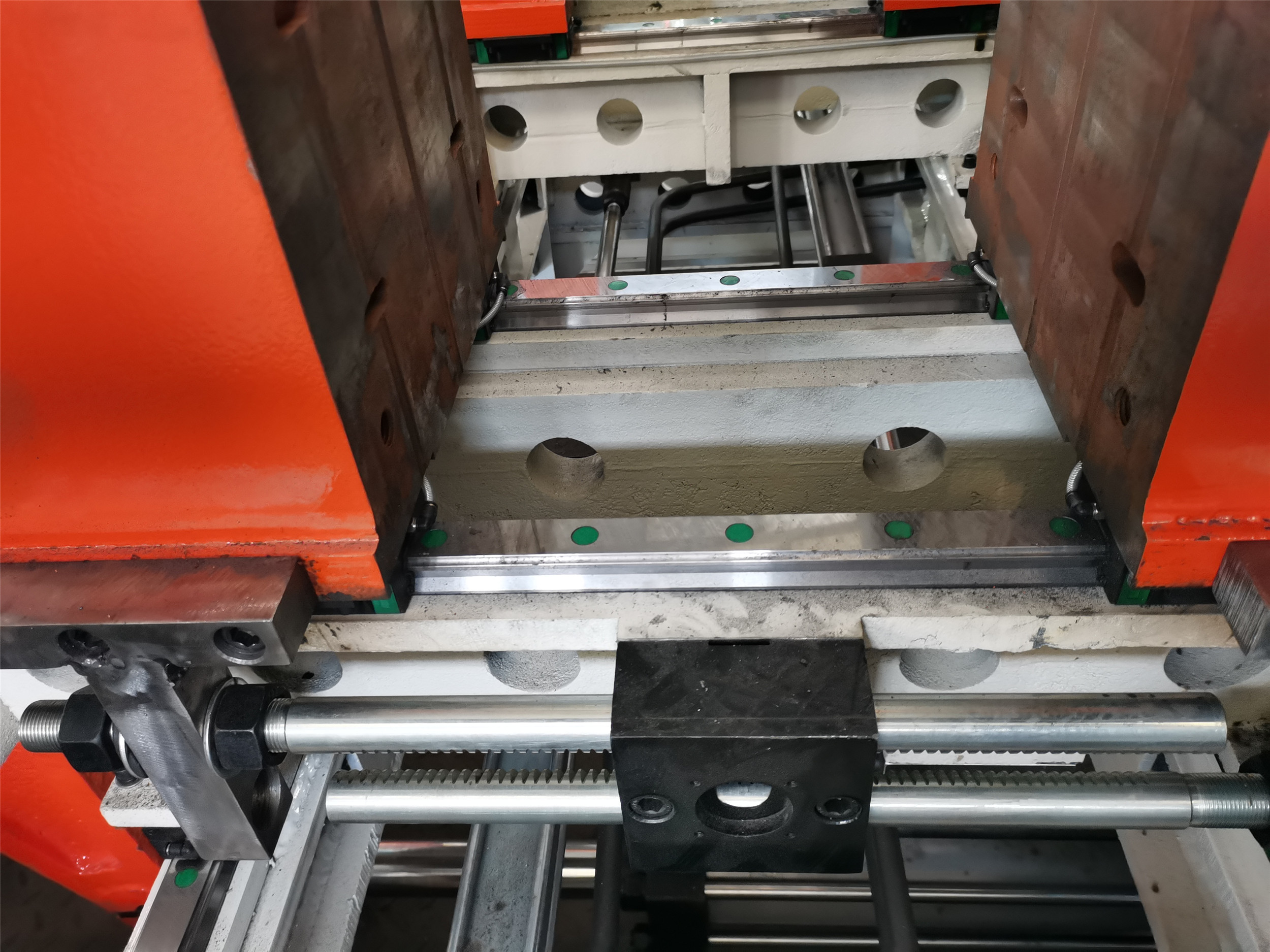 1 Layer 2 Head Fully Automatic Blow Molding Machine , 1000bph Blowing Machine For Plastic Bottle