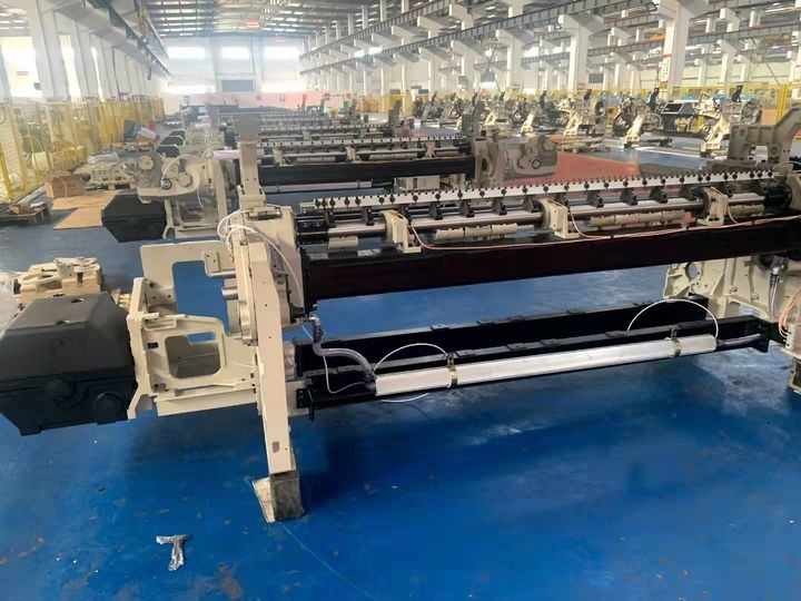 Wool Displayracks 736 Loomur Rapier Weaving Loom Microcomputer Control