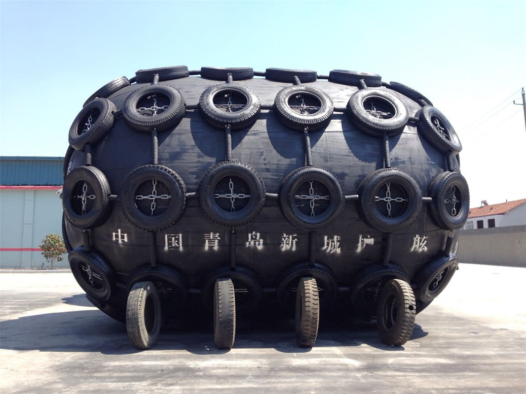 Natural Rubber Yokohama Pneumatic Boat Fender 50kpa With Tyre Net