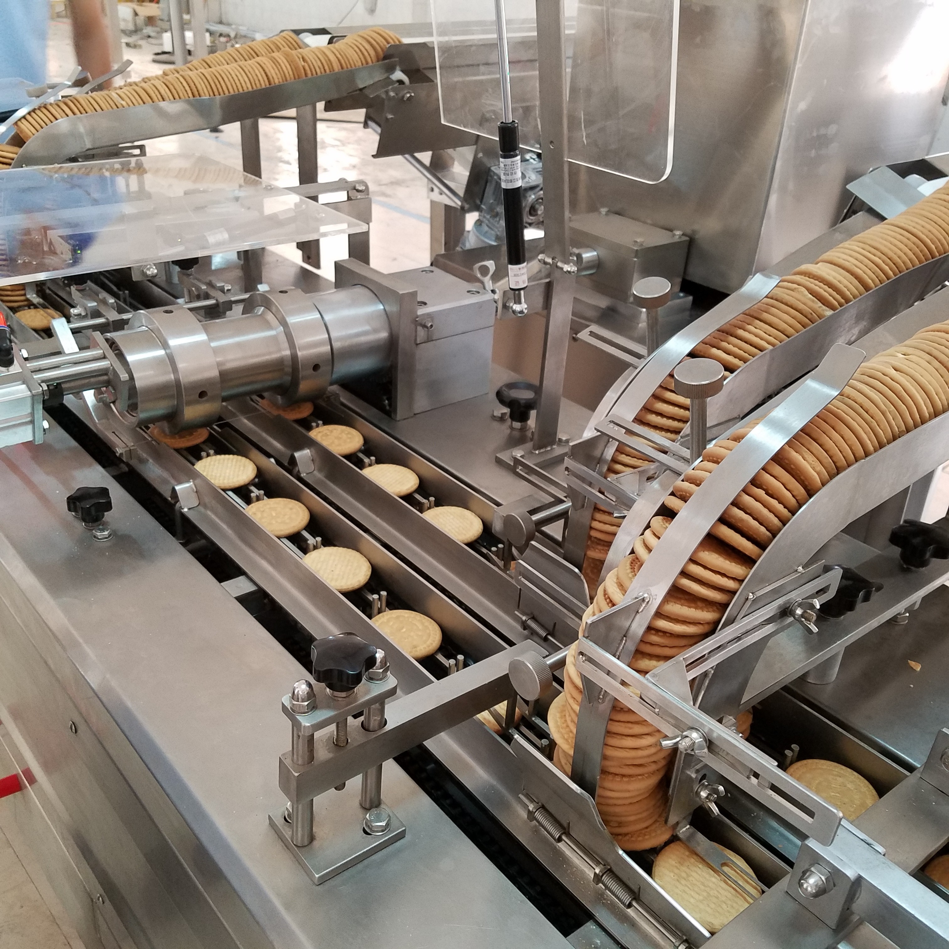 100-1300sandwiches/Min Ice Cream Biscuit Sandwiching Machine With Packing Machine
