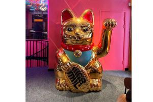 China Outdoor Large Fiberglass Animal Sculpture Gold Lucky Cat Statue wholesale