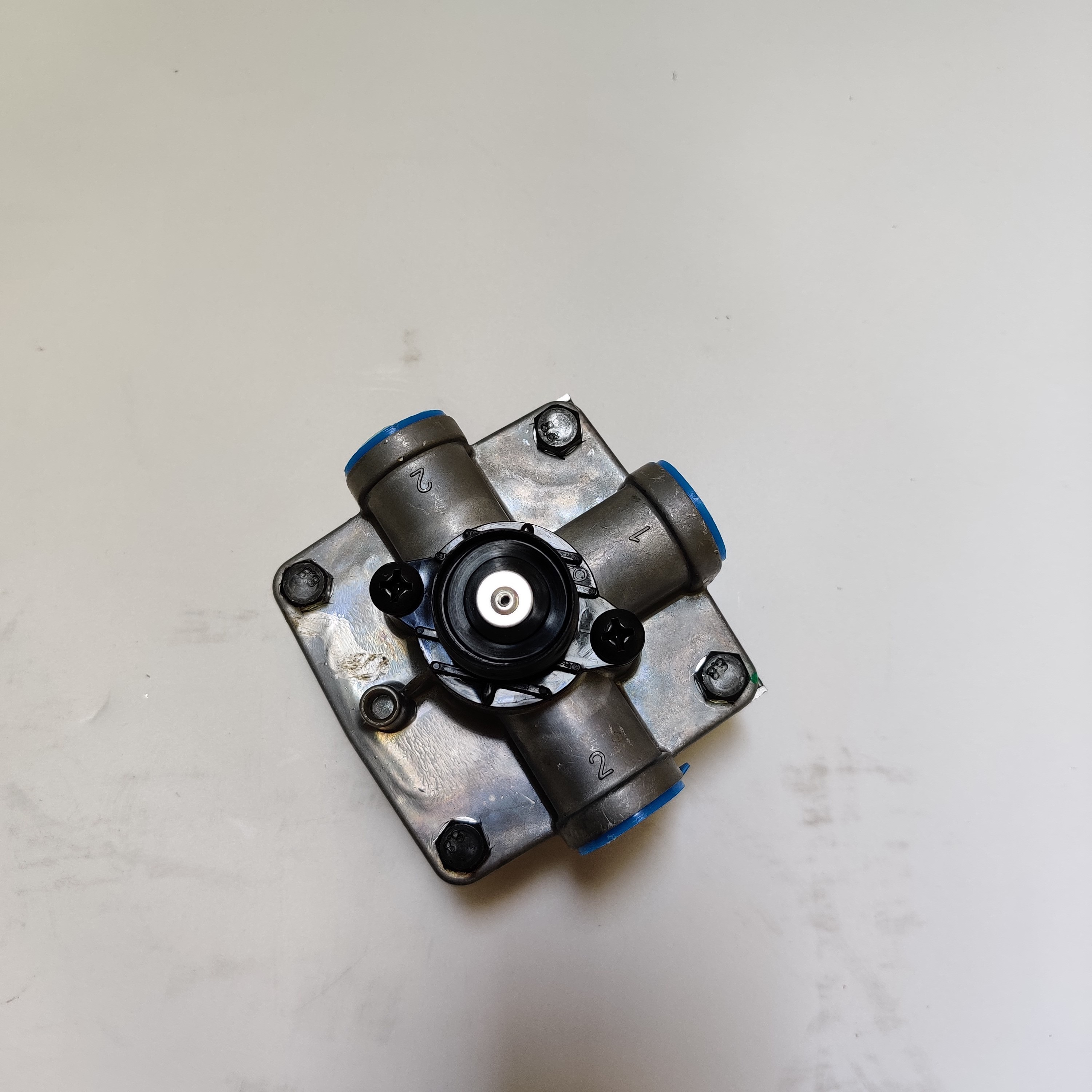 Engine Parts Relay Brake Valve For SINO HOWO Truck Car Emergency Relay Valve WG9000360524/2
