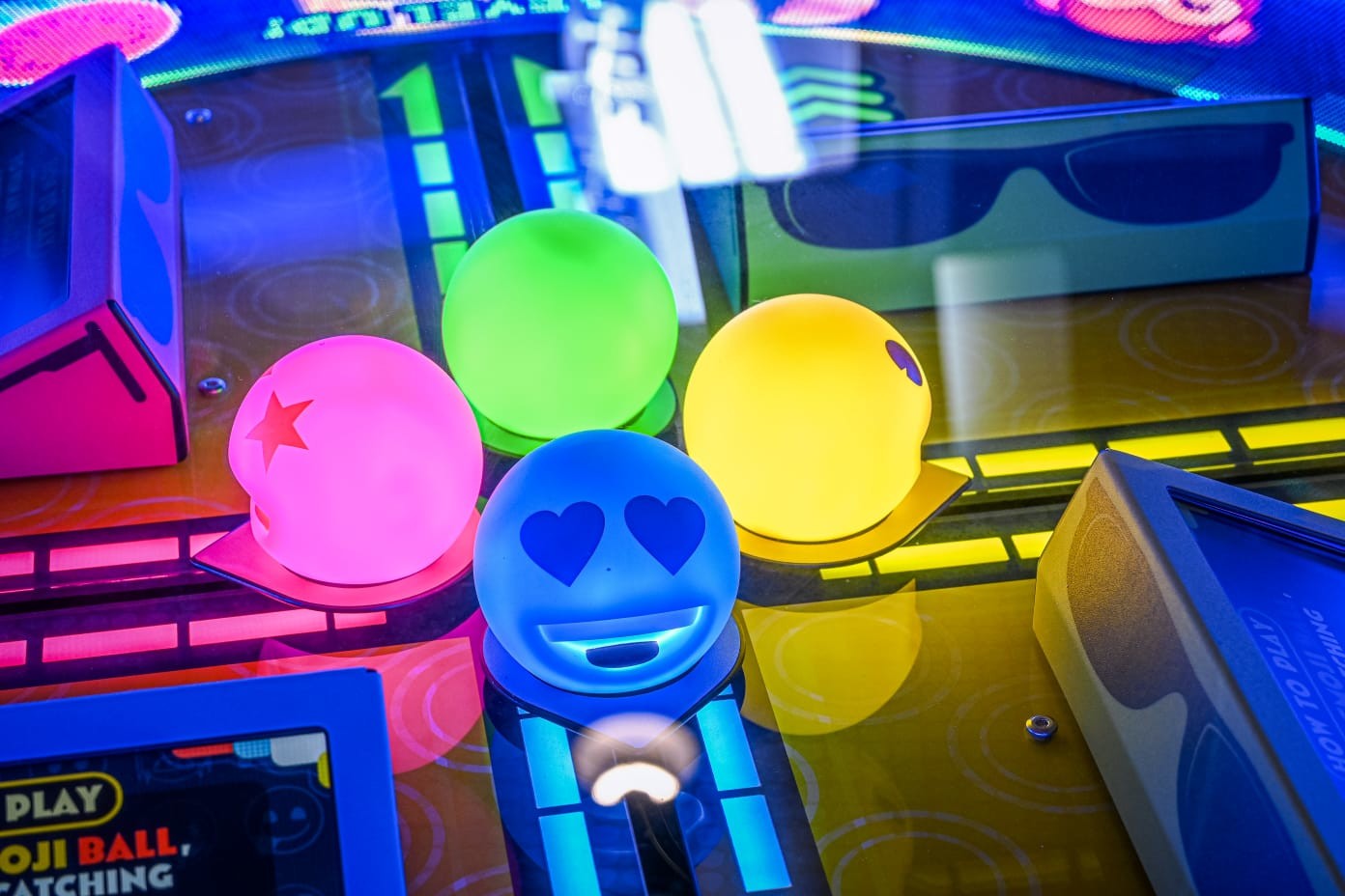 Emoji Frenzy Ticket Redemption Arcade Video Game Machine, 4 Players Emoji Lottery Game With Ball Prize
