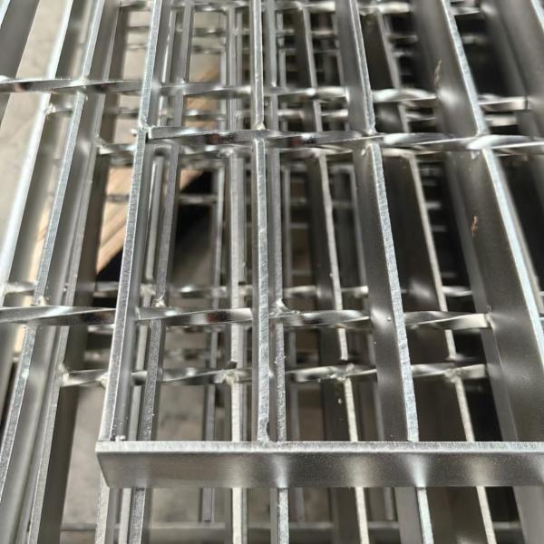 3mm Smooth Hot Galvanized YB/T4001.1-2007 Stainless Steel Industrial Steel