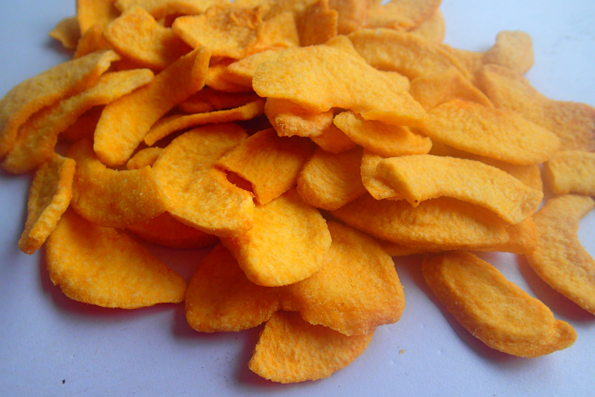 Wholesale vacuum fried fruits chip healthy snack crispy yellow peach slices snacks