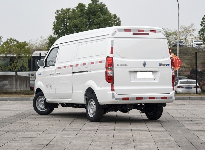 Square Shape Adopted Jinbei Family style New Electric Van Hiace EV With 220N.m And 300km NEDC With Top Speed At 80km/h