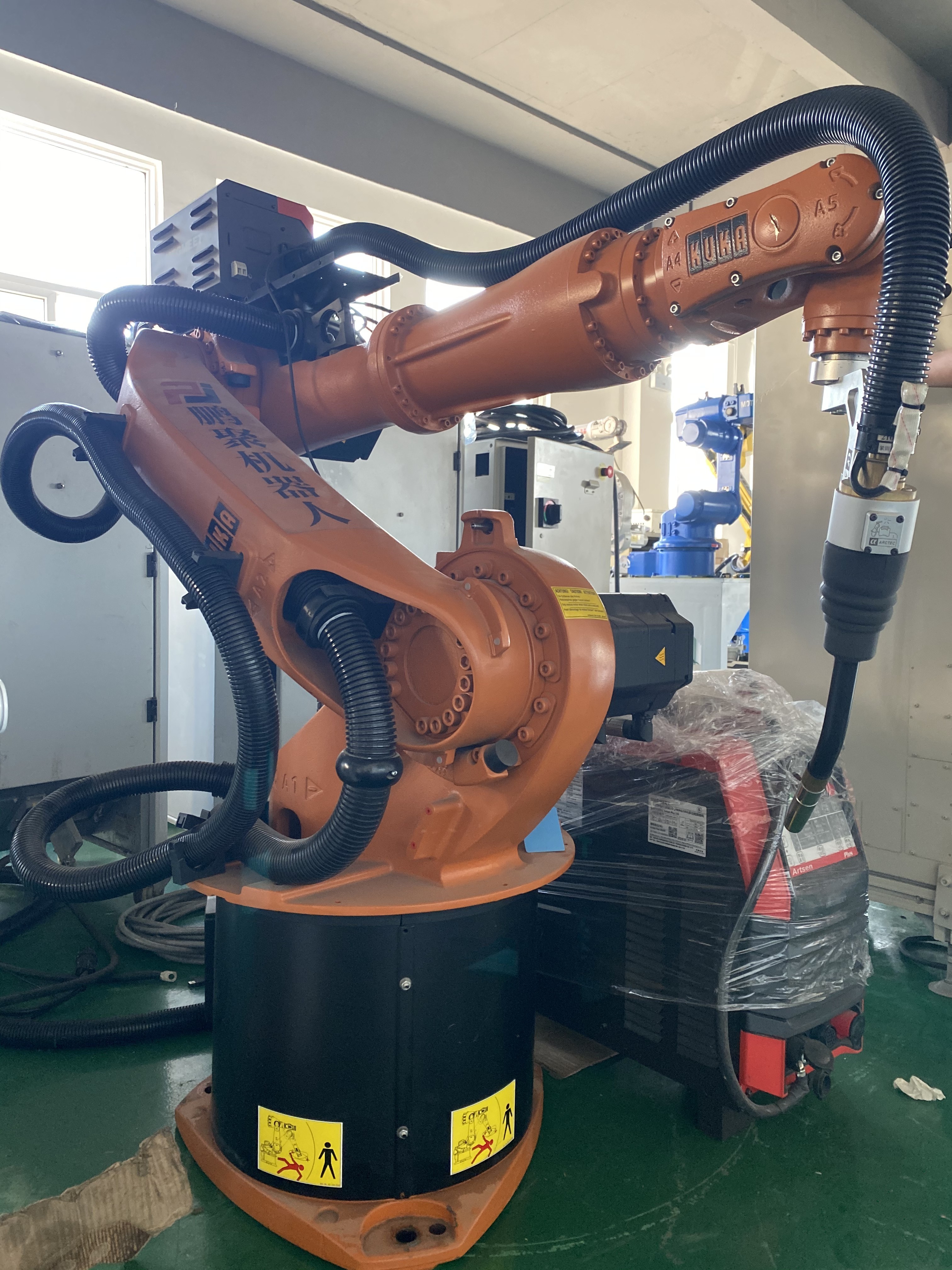 XP KR16L6 6kg Payload 6 Axis Robot ARC Welding And Cutting Applications Automotive Subassemblies Palletizing Cutting