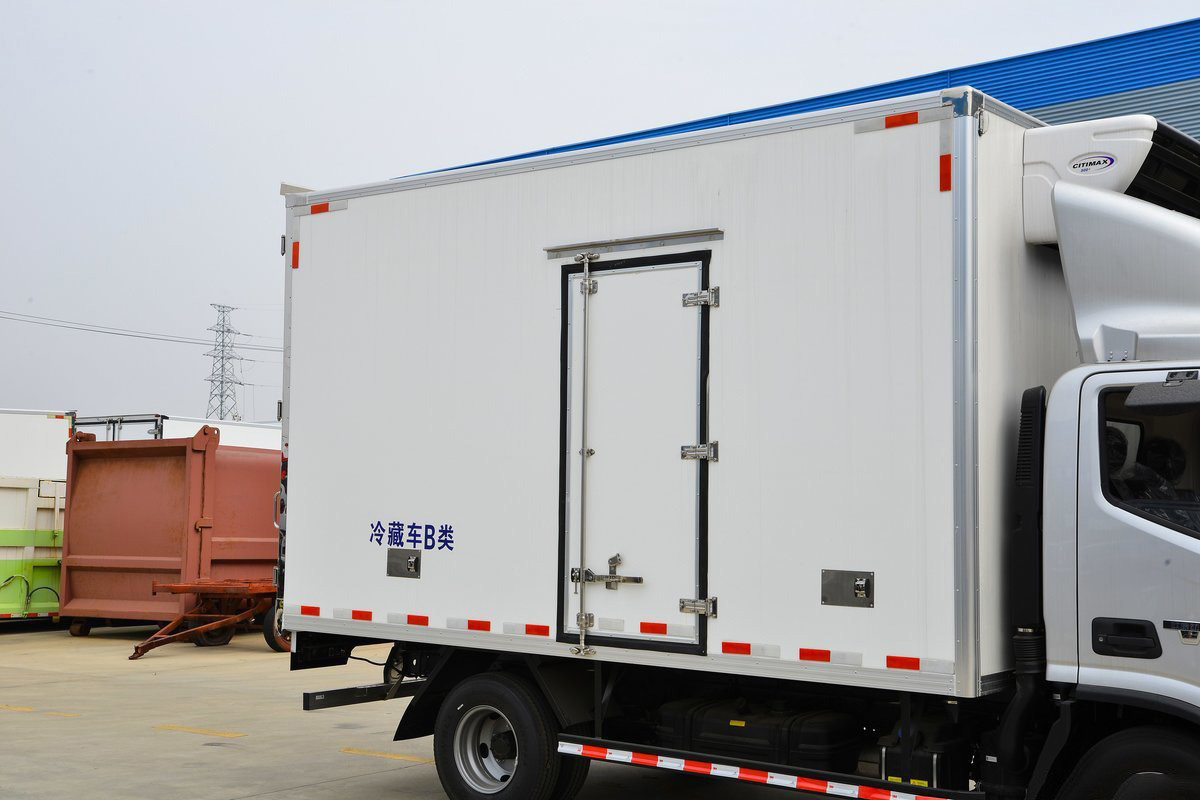 158HP 4X2 Single Row Seats Six Gears 4.08m Double Doors White Cargo Box Foton BJ5048 Refrigerated Truck